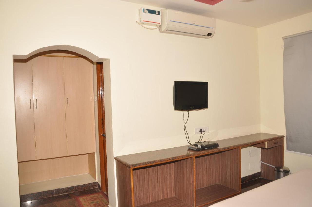 Hotel Pams Майладутурай Екстериор снимка