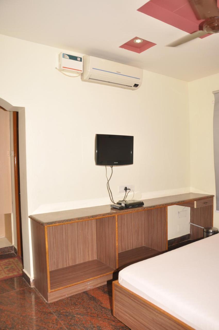 Hotel Pams Майладутурай Екстериор снимка