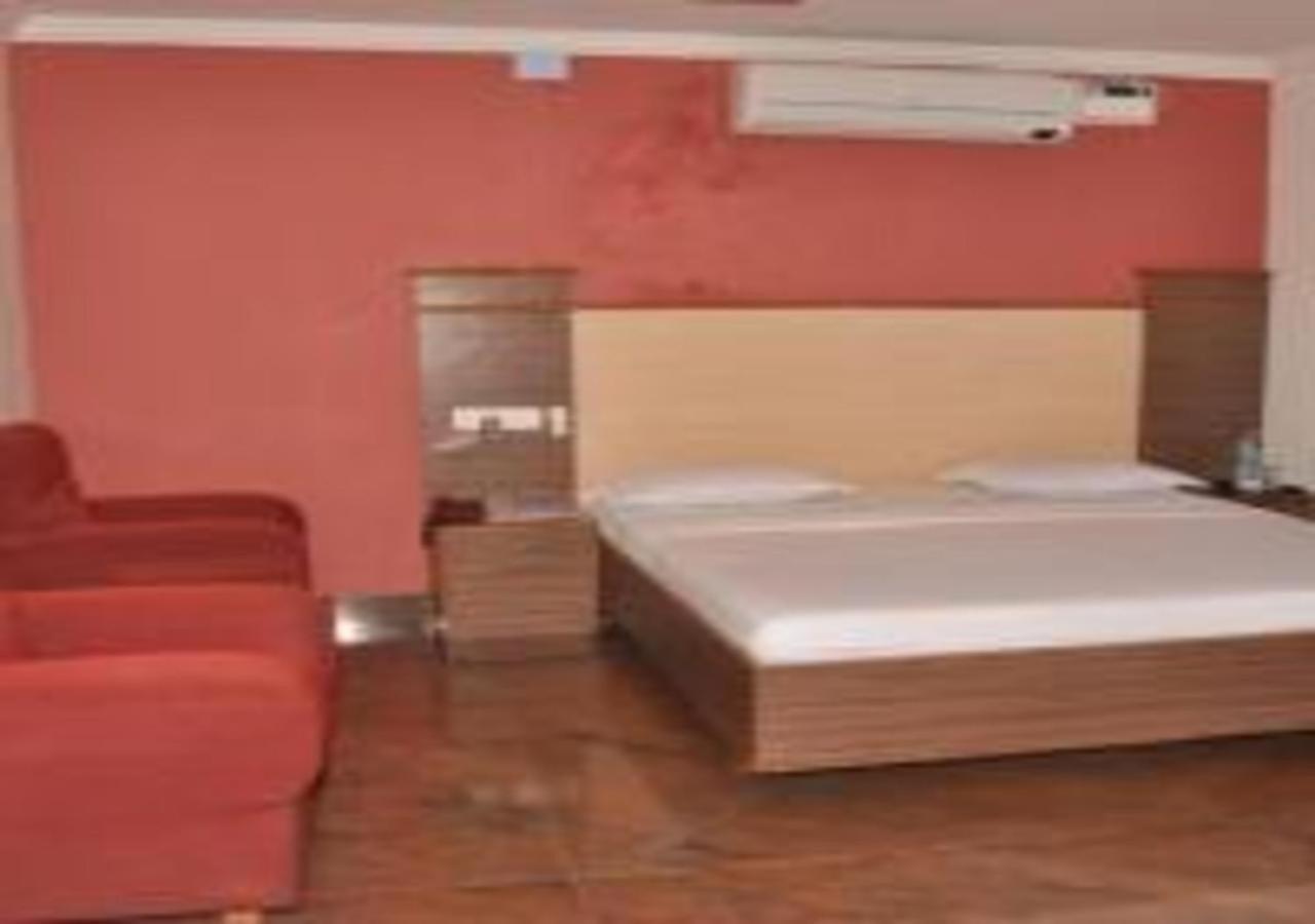 Hotel Pams Майладутурай Екстериор снимка